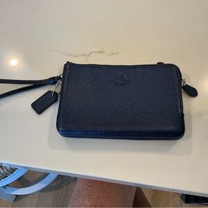 EUC COACH PEBBLED LEATHER DOUBLE ZIPPER METALLIC BLUE WRISTLET